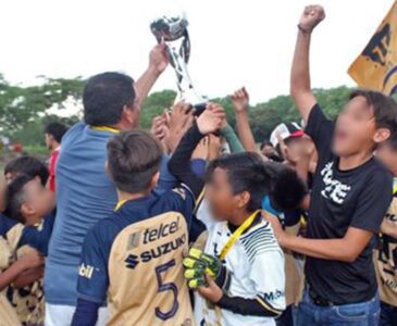 Los Pumas levantaron el trofeo de campeones.