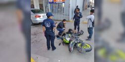Los policías viales lo ayudaron a hacer su motocicleta en espera de la llegada de un conocido.