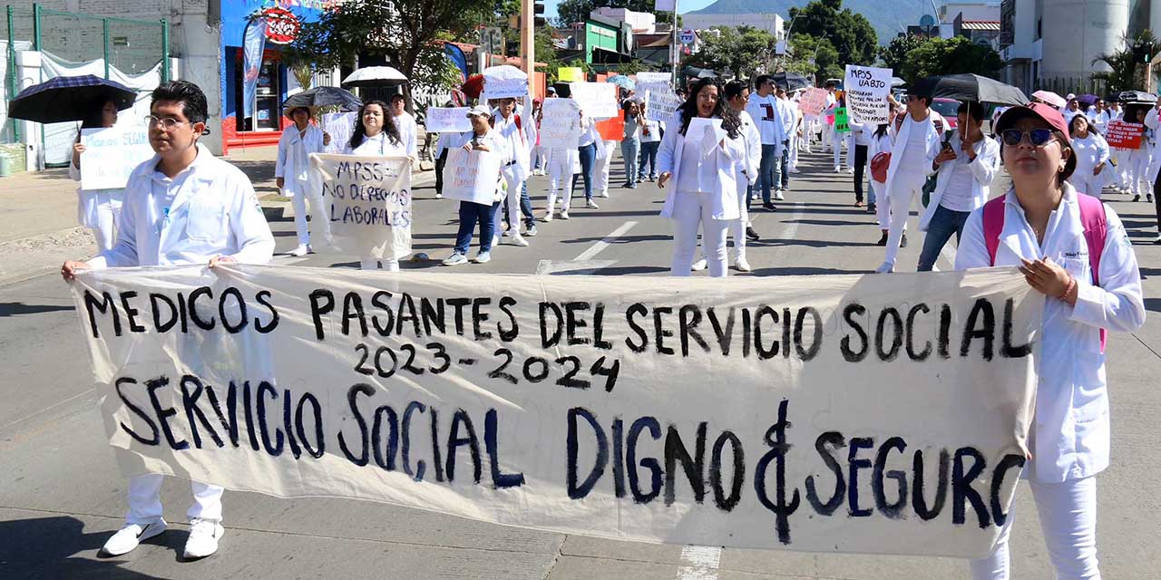 Fotos: Luis Alberto Cruz / Machan médicos pasantes de la UABJO para demandar seguridad.