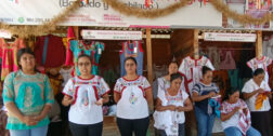 Mujeres de San José del Progreso invitan a conocer sus artesanías de bordado y su técnica del deshilado.