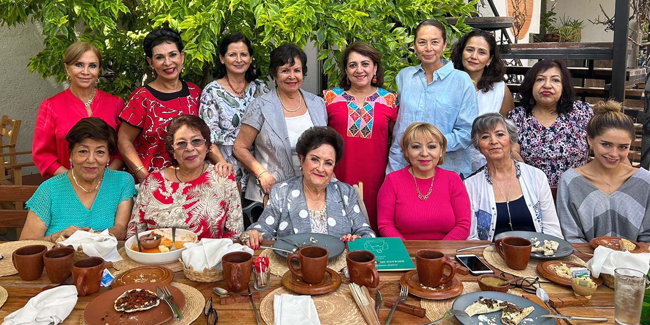 Miriam Quevedo se reunió con sus amigas para celebrar un año más de vida.