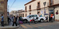 Foto: Luis Alberto Cruz / Por segundo día consecutivo, trabajadores sindicalizados de los Servicios de Salud de Oaxaca protestan en las oficinas centrales, y bloquen calles del Centro Histórico.