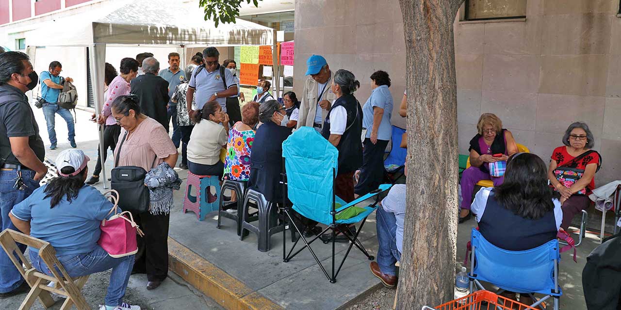 Foto: Luis Alberto Cruz / Se mantienen en paro de labores trabajadores del Centro de Salud Urbano No. 1.