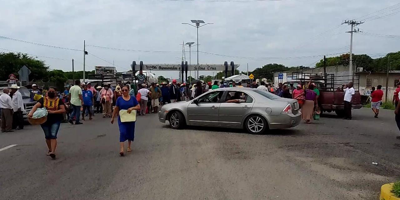Sergio “Canasta” y sus seguidores implementaron un bloqueo cerca del arco de acceso a Salina Cruz.