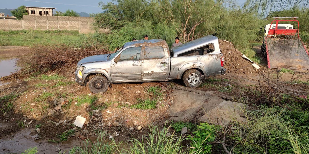 Vuelcan y abandonan camioneta en carretera a Huilotepec | El Imparcial de Oaxaca