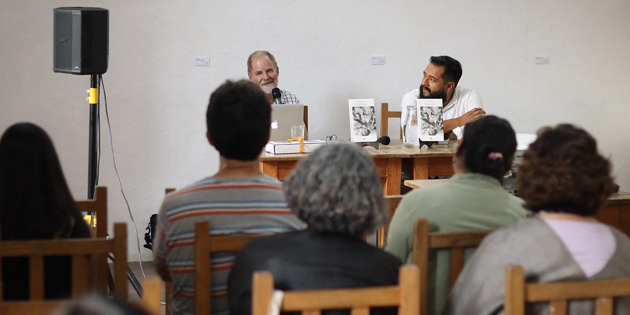 Sledge y Hazam Jara en la presentación del libro.
