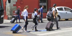 Foto: Adrián Gaytán / Turistas nacionales e internacionales a su llegada a Oaxaca para disfrutar de las fiestas de la Guelaguetza.