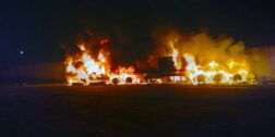 Testigos del accidente señalaron que una persona gritaba por ayuda entre las llamas del incendio.