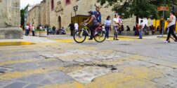 Foto: Adrián Gaytán / Un bache sobre Independencia provocó la caída de un ciclista.
