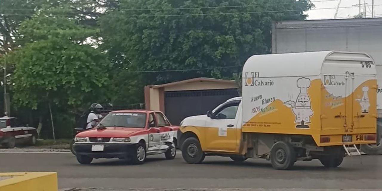 Fuerte choque en Matías Romero deja daños materiales
