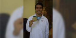 William Arroyo, posó para SÚPER DEPORTIVO, con su medalla de oro conquistada en San Salvador.