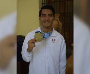 William Arroyo, posó para SÚPER DEPORTIVO, con su medalla de oro conquistada en San Salvador.