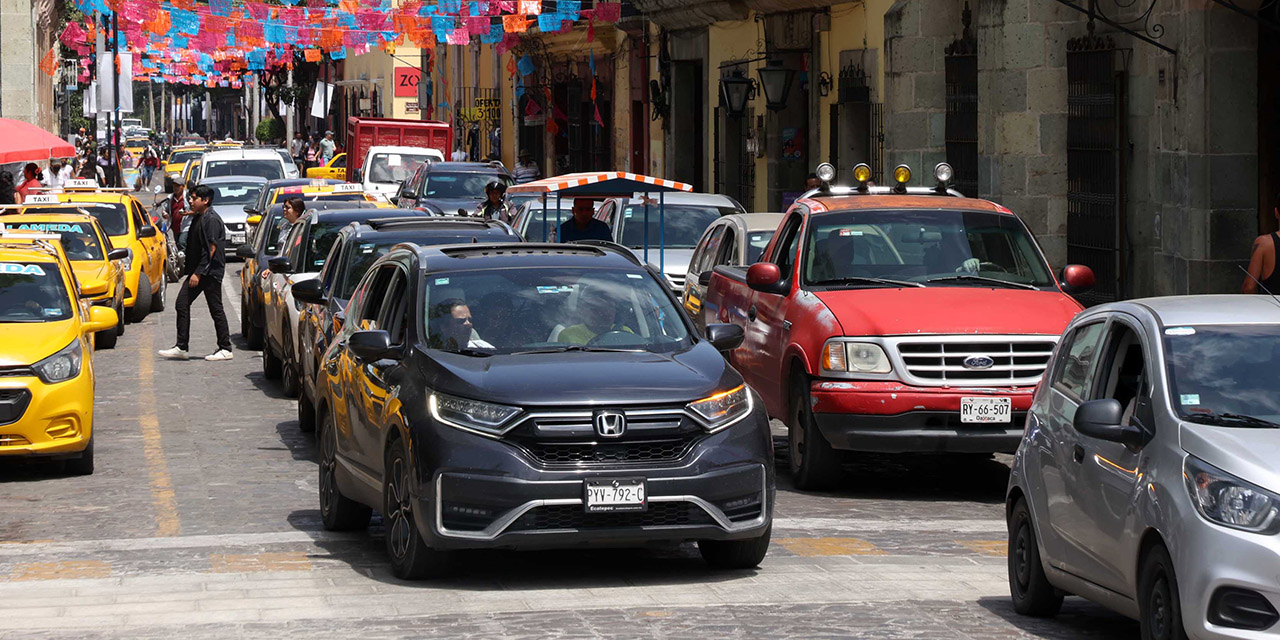 Doble fila intensifica el caos vehicular en el Centro Histórico  | El Imparcial de Oaxaca