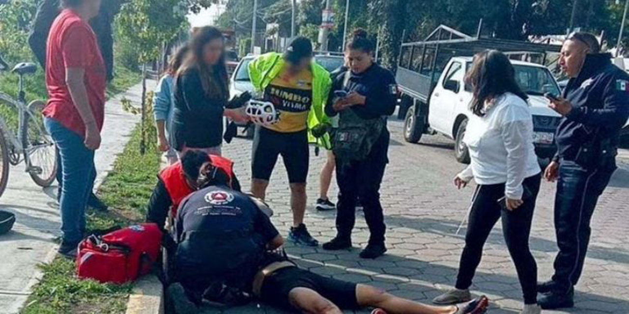 VIDEO: Automovilista embiste a un ciclista, le pasa encima y sobrevive