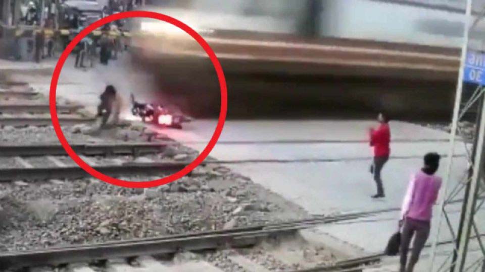  ¡De Película! Motociclista Escapa de milagro de ser arrollado por Tren