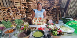 Fotos: Andrés Carrera Pineda / Marina Carmen Santiago López señala que las actividades inician desde las 4:00 horas para preparar las deliciosas tlayudas.
