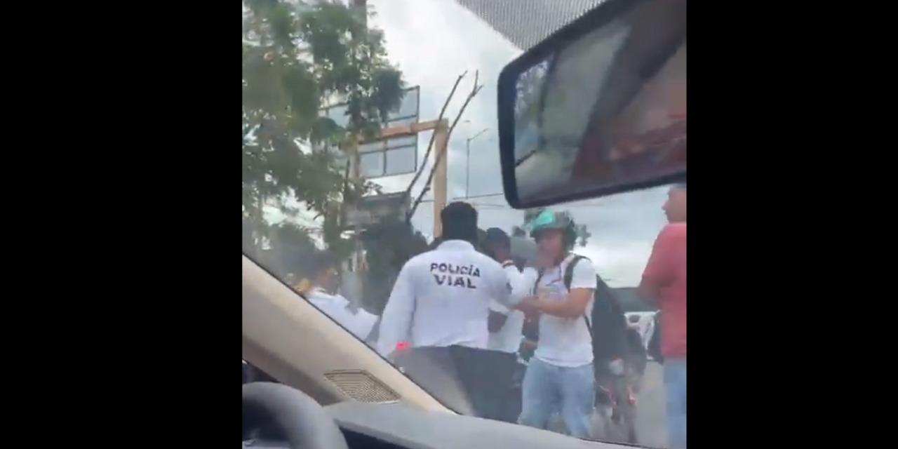 Acusan a policía de Santa Cruz Amilpas de agredir a motociclista | El Imparcial de Oaxaca