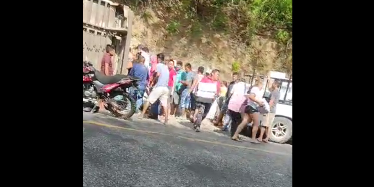 (VIDEO) Rapiña al volcar tráiler de Maseca en la vía 200 | El Imparcial de Oaxaca