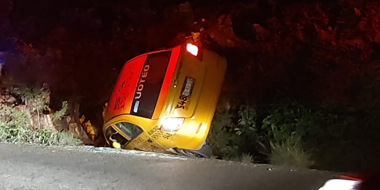 Taxi sale de la vía y vuelca contra talud en Salina Cruz