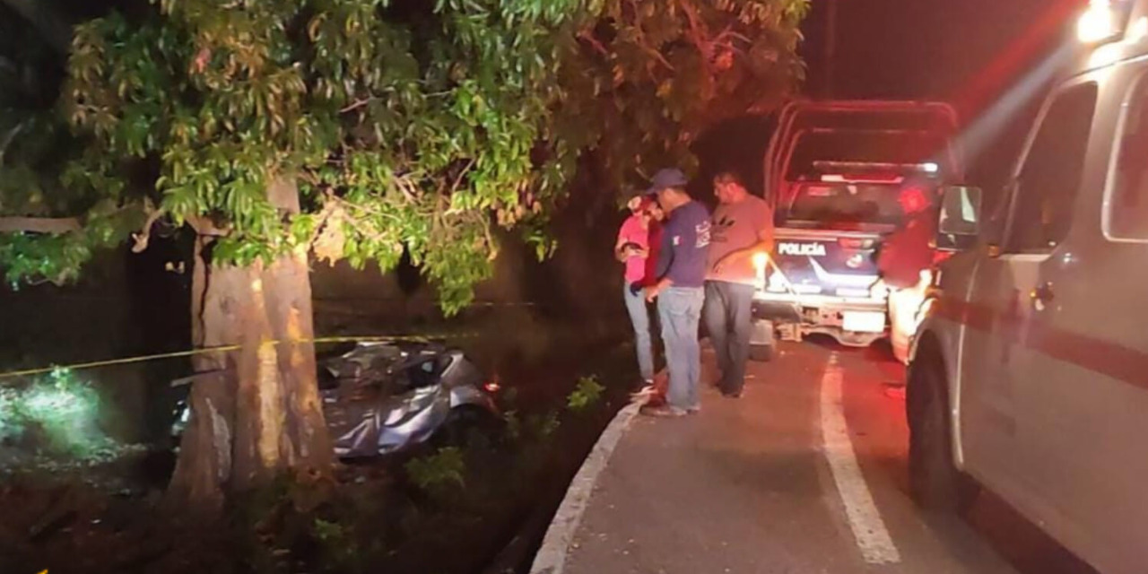 Muere entre los fierros retorcidos tras volcar camioneta | El Imparcial de Oaxaca