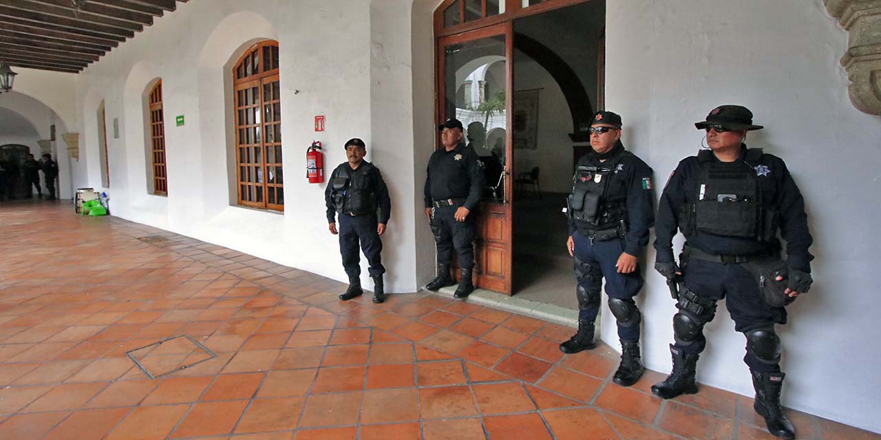 Foto: Adrián Gaytán / Acceso al salón del Cabildo. No llegaron los concejales.