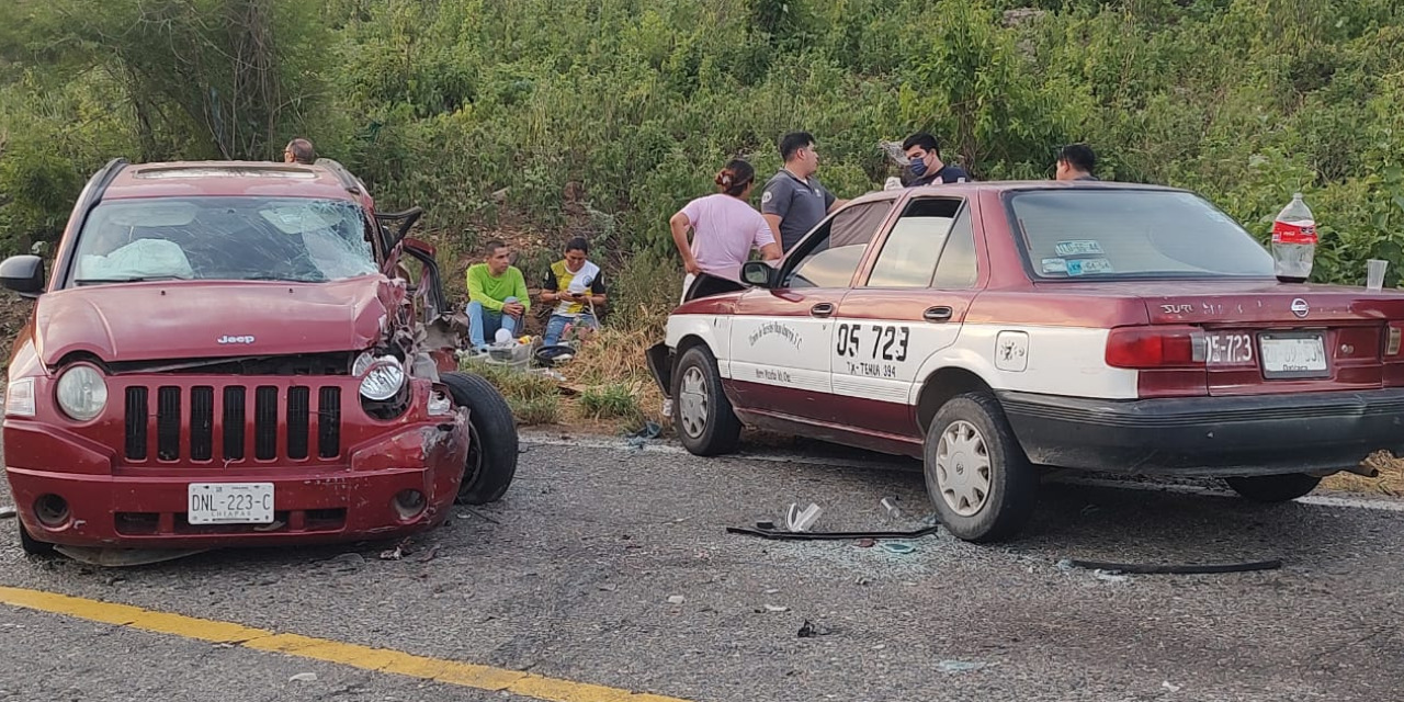 Violento choque entre tres vehículos deja cuantiosos daños | El Imparcial de Oaxaca