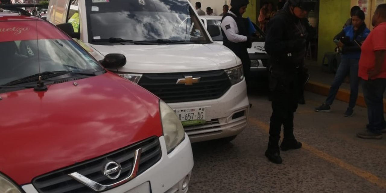 Mujer choca su  auto con un taxi  en Huajuapan