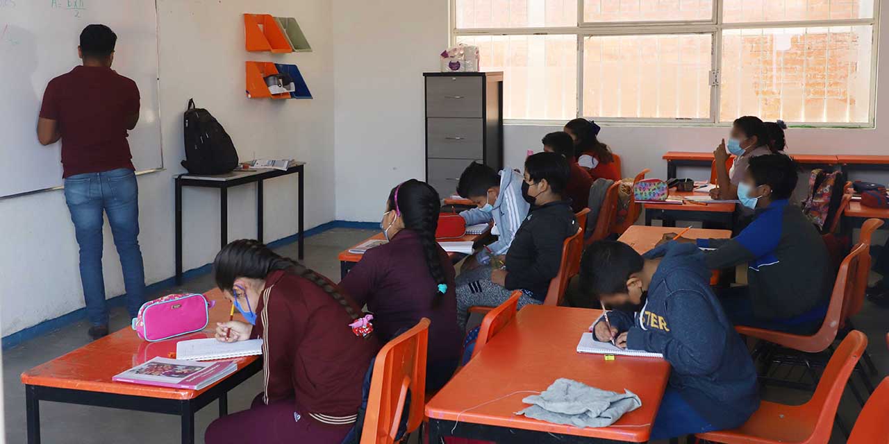 Foto: Luis Alberto Cruz / De acuerdo con el estudio de la SEP, “Principales cifras educativas”, al menos 68 docentes que imparten clases en nivel básico, solo terminaron la primaria.