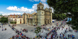 Foto: archivo / Catedral y zócalo de Oaxaca de Juárez.