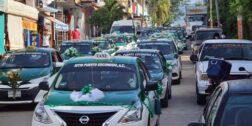 Desfile de taxis en las calles de Puerto Escondido.