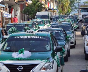 Desfile de taxis en las calles de Puerto Escondido.