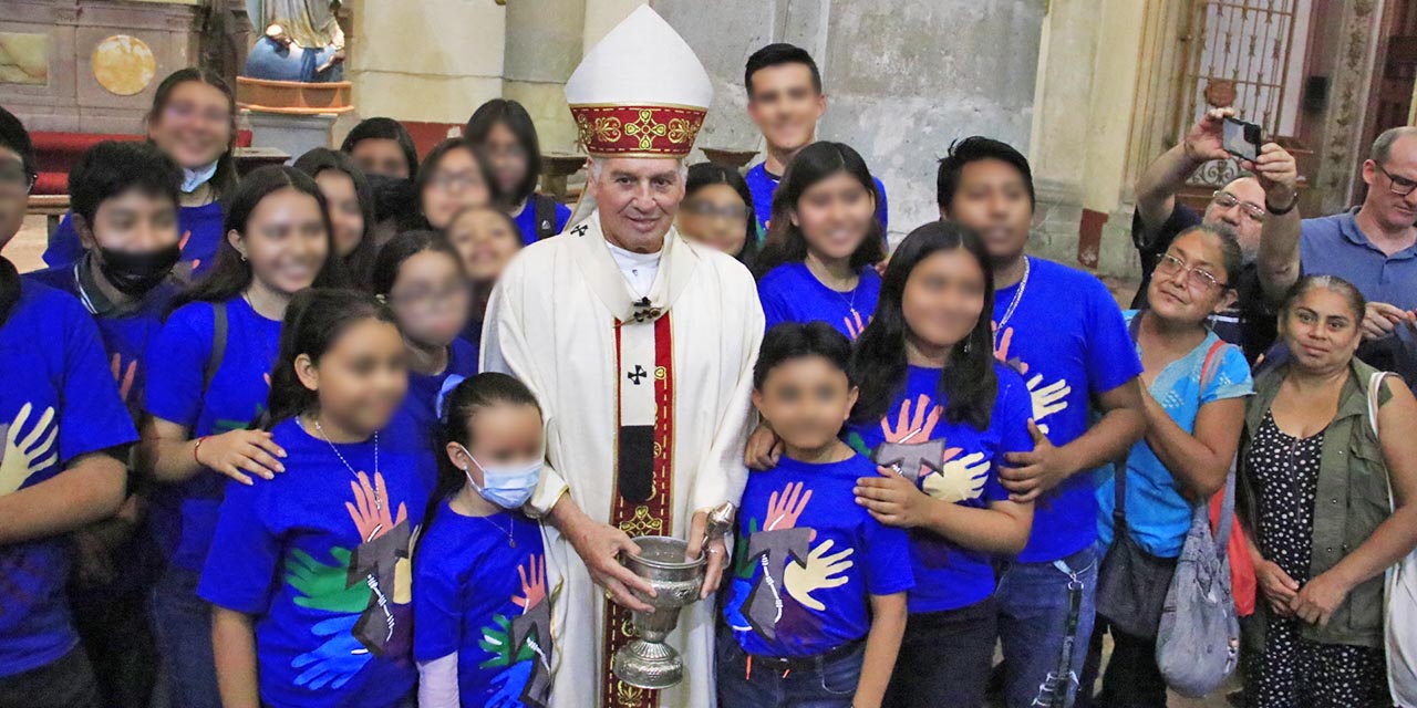 Foto: Adrián Gaytán / El Arzobispo Pedro Vázquez Villalobos, durante su homilía dominical se reunió con jóvenes de diversas comunidades.