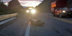 El motociclista y su unidad quedaron derribados a la mitad de la carretera.