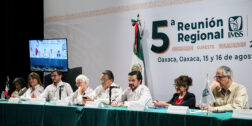 El titular del IMSS, Zoé Robledo, clausura los trabajos de la Quinta Reunión Regional Sureste, realizada en el Teatro Juárez de Oaxaca.