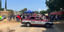 En apoyo a los docentes despedidos del UTVCO, bloquean la carretera federal 131.