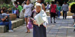 Fotos: Adrián Gaytán / En el zócalo de la ciudad se observan ocho adultos mayores ofreciendo golosinas y otros productos para poder obtener ingresos.