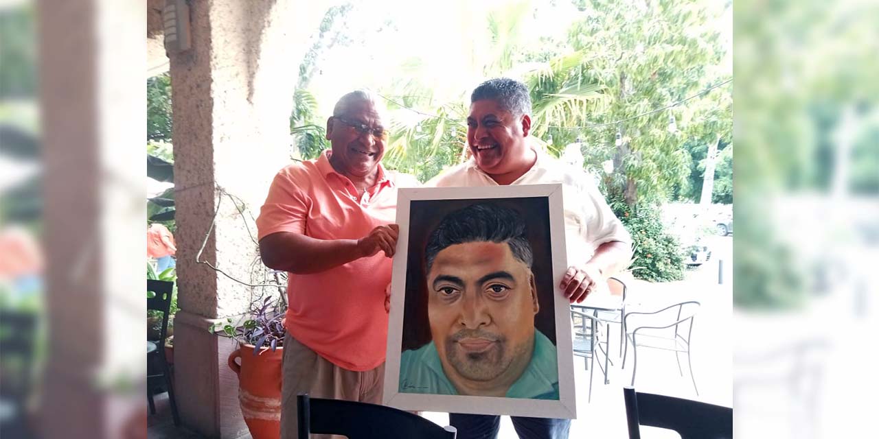 El también periodista y artista plástico, Raúl Pérez Chávez, hizo entrega a “Pepe” Velasco una pintura de su imagen.