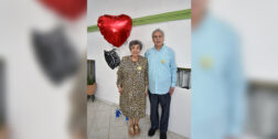 Fotos: Rubén Morales / Evangelina Ricárdez y Jaime Salvador Cortés muy felices por sus 72 años de vida.