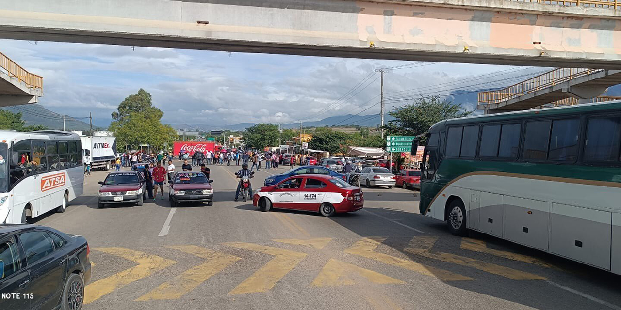 Con bloqueo, SITEM exige atención del IEEPO | El Imparcial de Oaxaca