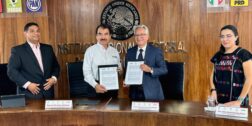 El presidente del Poder Judicial del Estado, magistrado Eduardo Pinacho Sánchez y el Vocal Ejecutivo de la Junta Local del INE en Oaxaca, Martín Martínez Cortázar, firman un convenio de colaboración.