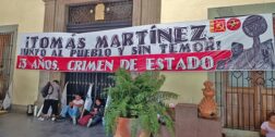 Foto: Andrés Carrera / A tres años del asesinato de Tomás Martínez, integrantes del FPR protestan en el acceso del Palacio de Gobierno para exigir Justicia