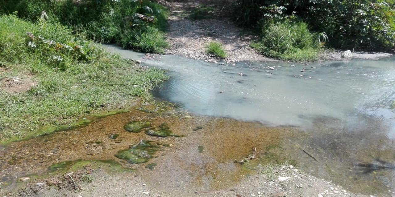 Foto: redes sociales / El río contaminado ha provocado diarrea y náuseas entre los ciudadanos.