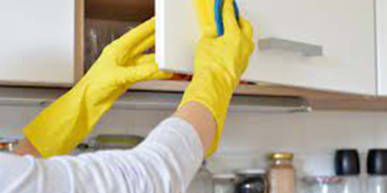 ¿Cómo quitar la grasa adherida de los muebles de la cocina?