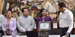 Galardonan a Frida Elizabeth Ramírez con premio municipal a la juventud .