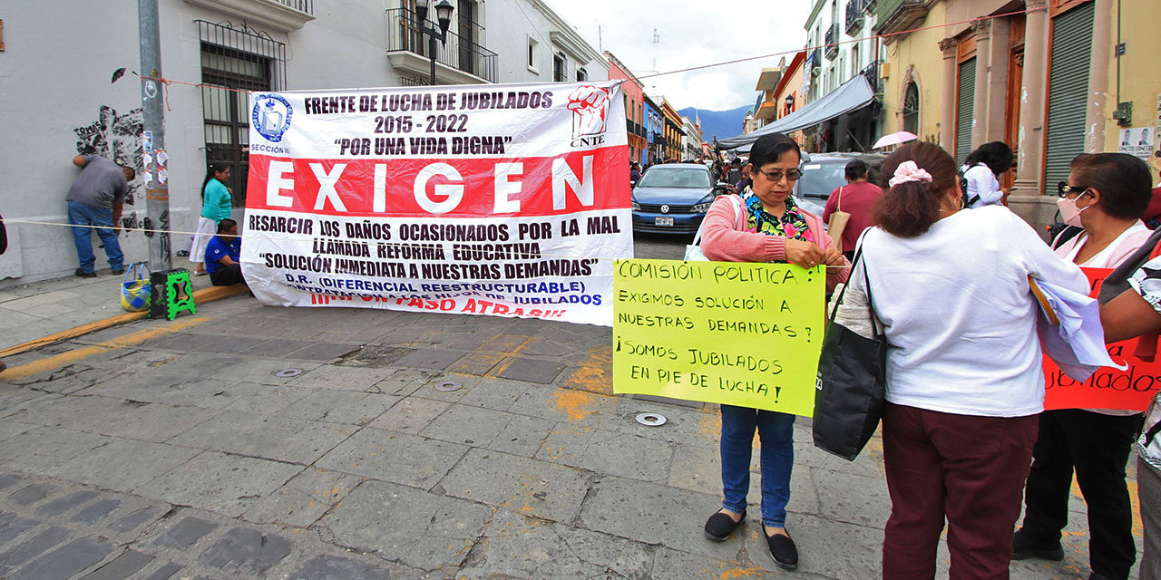 Foto: Adrián Gaytán / Jubilados y pensionados de la Sección 22 bloquean la calle Armenta y López.