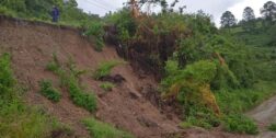 Las intensas lluvias han incomunicado más municipios de la Sierra Norte y Cuenca del Papaloapan, ante los derrumbes y deslaves carreteros.