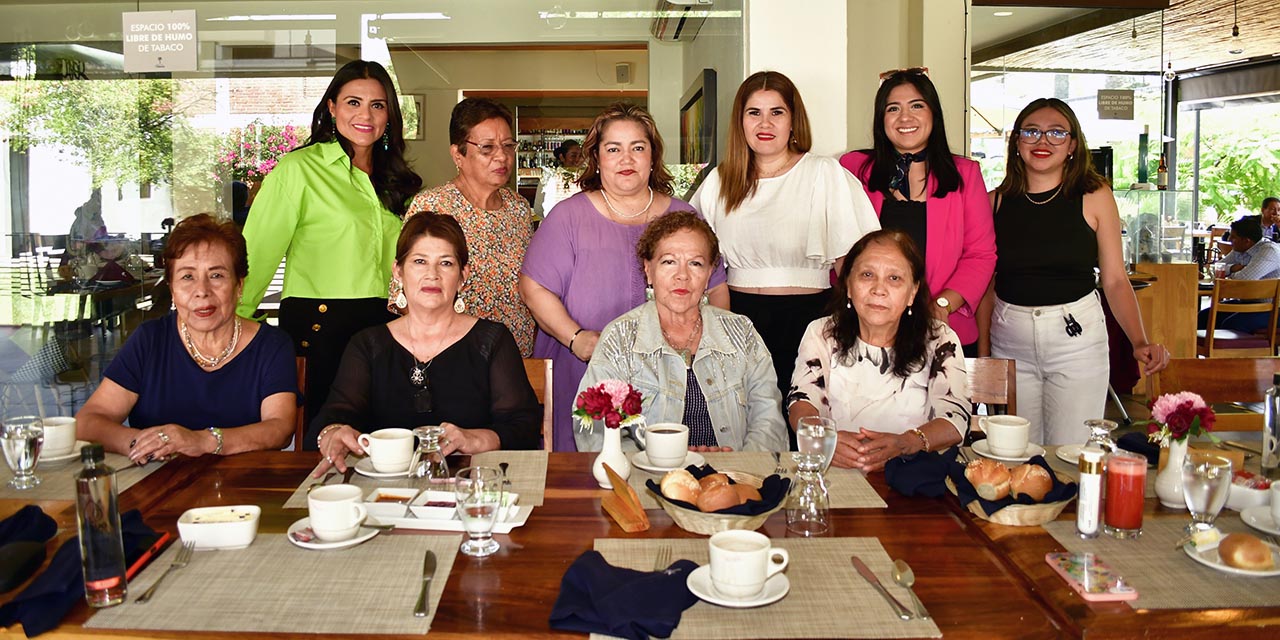 Fotos: Rubén Morales / Las invitadas apapacharon a la festejada con un rico desayuno.