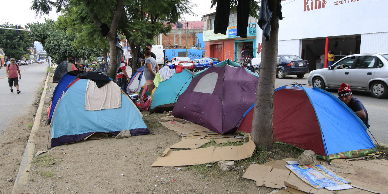 Fotos: Adrián Gaytán / Los migrantes instalaron casas de campaña en las paradas del Citybus, sobre el camellón del Periférico, cerca de la Central de Abasto.
