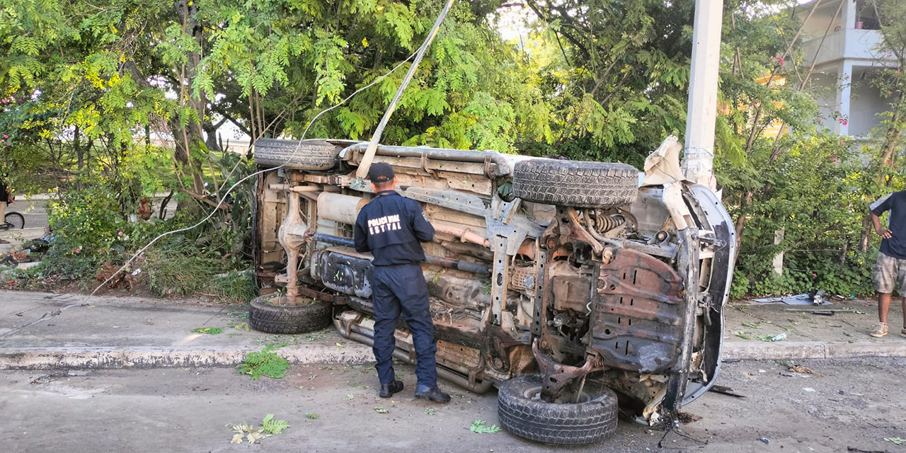 Vuelca camioneta en calles de Bahías de Huatulco | El Imparcial de Oaxaca