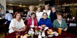 Fotos: Rubén Morales / La cumpleañera y sus amigas disfrutaron de un rico desayuno que estuvo acompañado de jugos naturales y café.